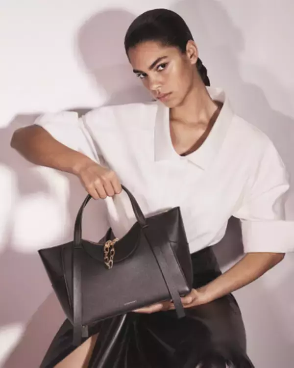 ジバンシィの新作バッグ「ザ・スナッチ」キャンペーンが公開