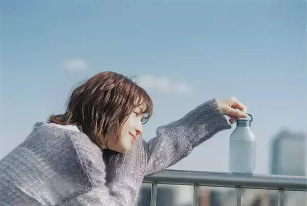 「身につけて持ち歩く、新しい水分補給。軽量ウォーターボトル「SOFT BOTTLE sui」新発売」の画像