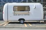 「BLUE BOTTLE COFFEE TRUCK 豊洲公園に登場、アウトドアシーンに向けたブレンドコーヒー「アウトドア ブレンド」もトラック先行発売」の画像1