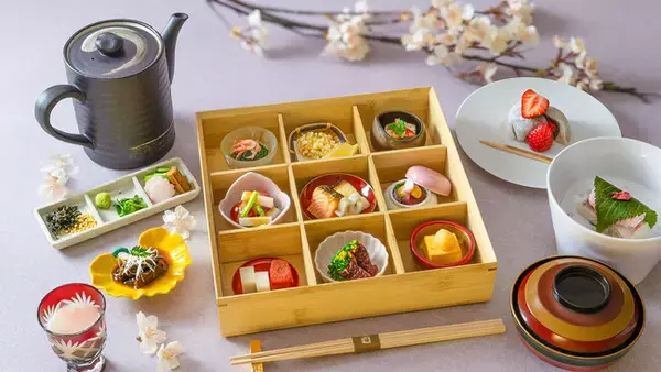 「【高輪エリアのプリンスホテル】17種類約210本の桜により春色に染まる日本庭園の特等席で味わう「絶景朝食」や「桜の竹あかりライトアップ」を今年も開催」の画像