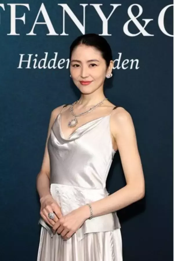 【TIFFANY & CO.】長澤まさみがハイジュエリーを美しく纏い登場。NY にて「ブルー ブック2026：ヒドゥン ガーデン」発表を祝福。