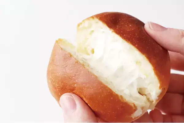 【新商品】ミルクスイーツブランド「あさぎり牛乳」から、ブランド初のパン商品が誕生！5/1（木）～品川駅のパン集合催事にて、“牛乳屋さんのクリームパン”『あさぎりミルククリームパン』を限定販売