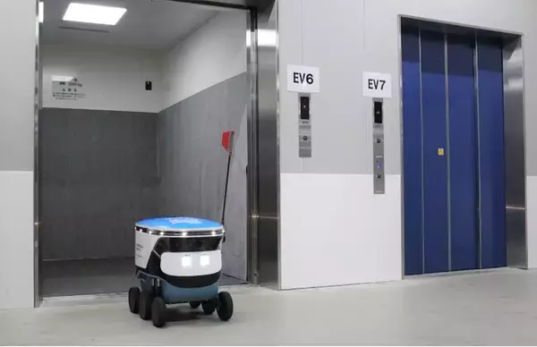 横浜市の商業施設でエレベータとロボットの連携システムを導入