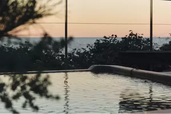 絶景を独り占め、SANU初の貸切露天温泉・サウナ施設が伊豆にオープン