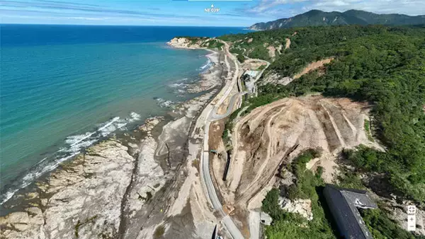 「大林組とKDDIスマートドローン、石川県輪島市の国道啓開工事で自動充電ポート付きドローンの遠隔運航で作業効率化を実現」の画像