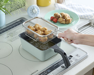 少ない油でサクッと手軽に揚げ物料理！「Toffy 角型揚げ鍋〈フライバスケット付き〉」発売