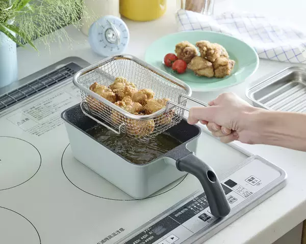 少ない油でサクッと手軽に揚げ物料理！「Toffy 角型揚げ鍋〈フライバスケット付き〉」発売