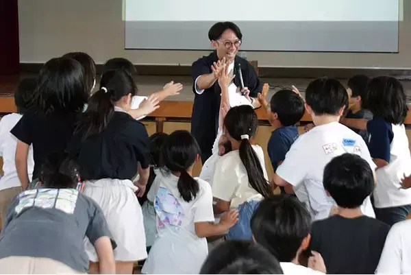 トイレ博士、お笑い芸人の佐藤満春さんが「トイレのすばらしさを知ってほしい」と、小学校で特別授業を開催