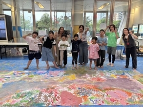 【10/15まで期間限定展示中】小学生が下書きをし、手足で描いた巨大「葛飾北斎アート」！モンテッソーリ教育を取り入れた親子イベント『思いっきりアート de あそぼ！』開催レポート