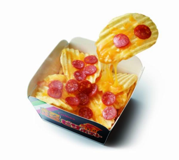 ピザポテト のできたてが味わえると大人気チーズとサラミをトッピングしたカルビープラスの 揚げたてポテトチップス 超ピザポテト が22年1月25日 火 からリニューアル発売 22年1月25日 エキサイトニュース