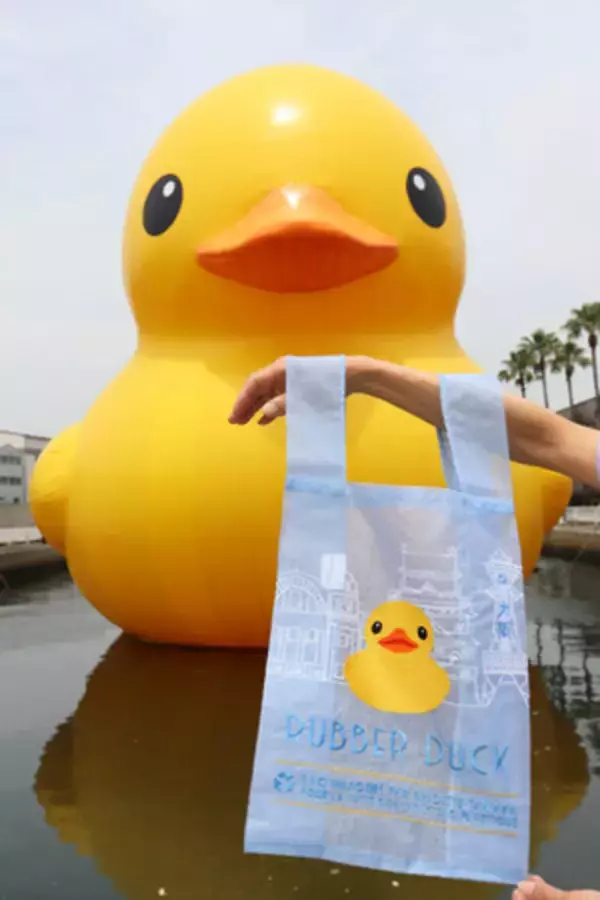 巨大なアヒルのアート作品《ラバー・ダック》、仏・パリの人気コンセプトショップ・Brigitte Tanakaとコラボレーション。オーガンジーバッグを 2025年6月5日（木）から100枚限定販売！