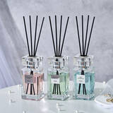 「ペールトーンのカラーオイルと香水瓶のようなデザインが、お部屋をラグジュアリーな空間に！光を受けて輝く新作リードディフューザーが、mercyu（メルシーユー）から新発売【ライフオンプロダクツ株式会社】」の画像1
