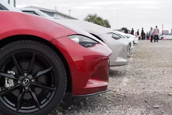 「100台のロードスターが運んだのは、コンテナ8箱分の「想い」。千葉マツダが挑む、ファンと共に創る”参加型地域貢献”の舞台裏」の画像