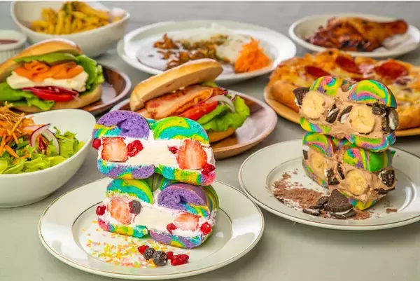 東京ジョイポリス内カフェ施設「Frame cafe（フレームカフェ）」 にてエスエルディーが7月1日より新たに運営を開始！レインボーベーグルサンドなど新メニューも同時スタート