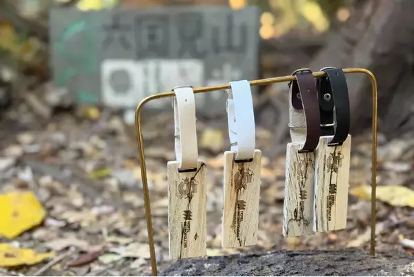 六国見山の木製タグで鎌倉の里山を支援。収益を「北鎌倉湧水ネットワーク」へ寄付