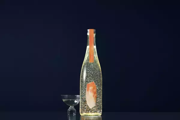 橙色の箔が純米大吟醸酒を舞う。秋の季節を祝う酒「橙椛 -TOUKA-」が生まれた理由