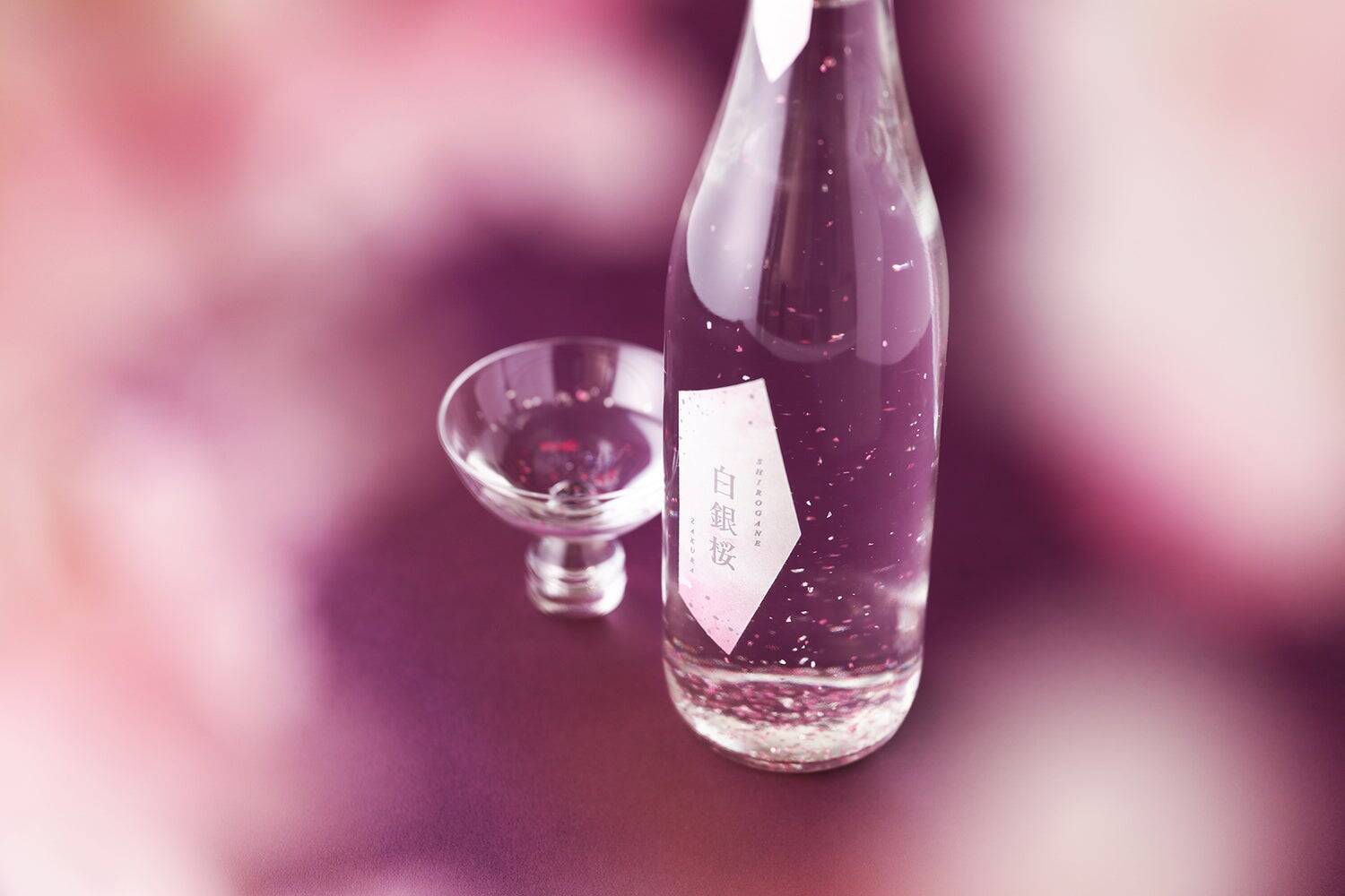 橙色の箔が純米大吟醸酒を舞う。秋の季節を祝う酒「橙椛 -TOUKA-」が生まれた理由