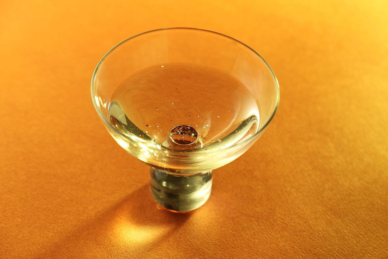 橙色の箔が純米大吟醸酒を舞う。秋の季節を祝う酒「橙椛 -TOUKA-」が生まれた理由