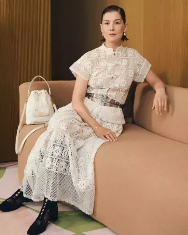 【DIOR】2026年クルーズ コレクション ショーに出席したロザムンド・パイクの一日に密着