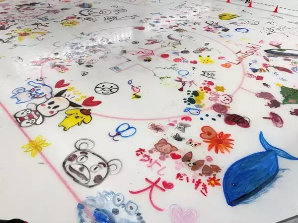 スケートリンクをキャンバスに！「氷上お絵描きイベント」を開催