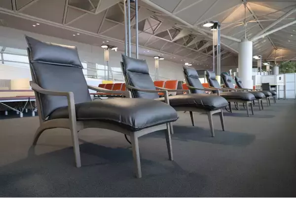 中部国際空港セントレアの第1ターミナル搭乗待合エリアにリクライニング席を新設しました！