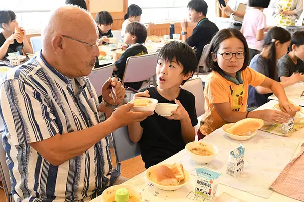 高槻産農産物を使った給食を通じて児童と地元農家が交流