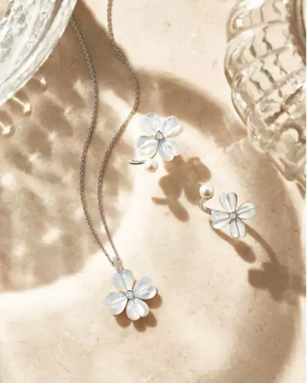 【ヴァンドームブティック】白蝶貝で象った幸せ感漂うクローバーモチーフ アクセサリー