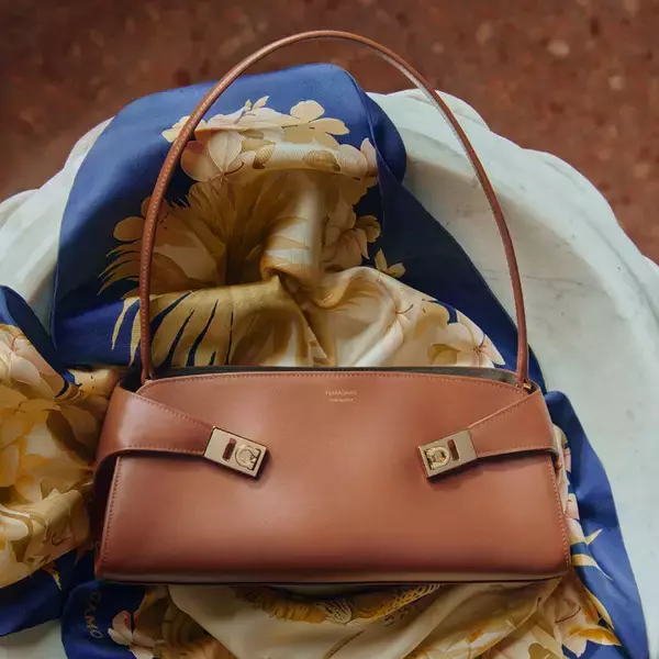 【FERRAGAMO】メゾンが受け継いできたクラフツマンシップと創造性の真髄を体現する「HUG EAST-WEST」が登場。