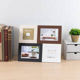 「4枚のプリントを同時にセットできる紙製フォトフレーム「Vカットペーパースタンド 差込式 4面」発売」の画像1