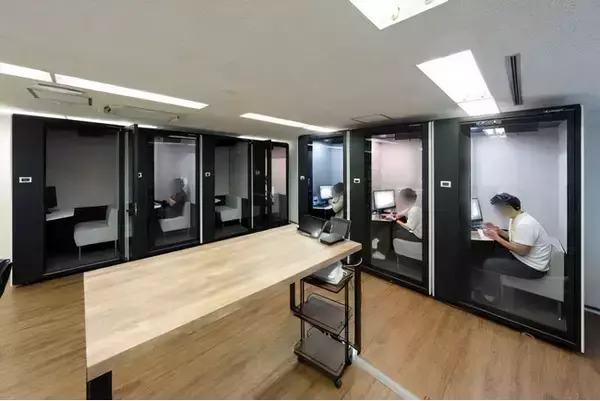 「オンライン商談の対応として弁護士ドットコムがテレキューブ18台を導入」の画像