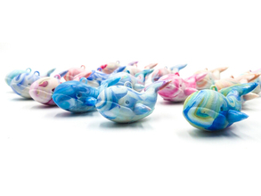 「The Whale」生物多様性クジラキーホルダー、メルキュール佐賀唐津リゾートで販売開始──廃ペットボトルキャップ100%、唐津の離島・小川島の子どもが描いた絵が原型