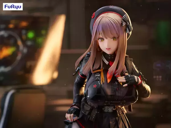 『勝利の女神：NIKKE』の究極のプロポーションを持つ、エリシオン最強部隊所属のニケ「エマ」がフィギュア化。ゲームの中から飛び出したかのような迫力。