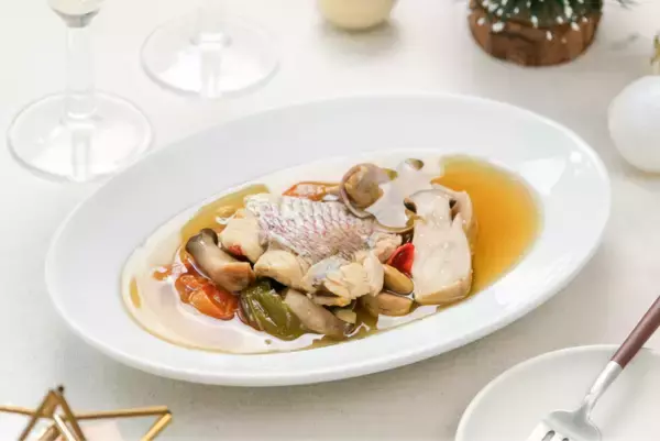 「【三重県産の大きな鯛を使用】旨みたっぷり、香り豊かな『南イタリア風 本格アクアパッツァ』をスナックミーオンラインストアで期間限定発売」の画像