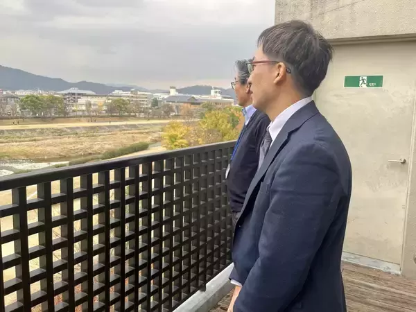 「二人の研究者が立ち上げたベンチャー企業はなぜ「世界初」の製品を生みだせたのか。鴨川のほとりで育まれた「やさしい医療」」の画像