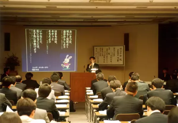 「創業50周年を迎えた京進が歩んできた「絶えざる革新」。京進グループ全体で手を取り合い、化学変化を起こすことが新たな価値を生む。」の画像