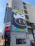 「通称“トー横”、シネシティ広場に巨大な黒ブタ出現！　新宿歌舞伎町に新たなランドマーク誕生！」の画像1