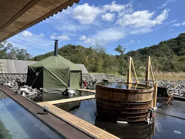 VISONの温浴施設「本草湯（ほんぞうゆ）」に薪ストーブの『テントサウナ』と、笠原将弘マスター監修のサウナ飯『まかないチキンカレー』が登場