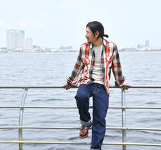 職人が一つひとつ色付けする「浮き輪ボタン」。BLUEPORTのヘビーネルシャツ、2026年秋冬展開を開始