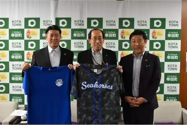 【シーホース三河】佐古賢一新社長らが幸田町・成瀬敦町長を表敬訪問。2025-26シーズンの活動報告と「SEAHORSES HOMETOWNS LOGO」オリジナルTシャツを寄贈