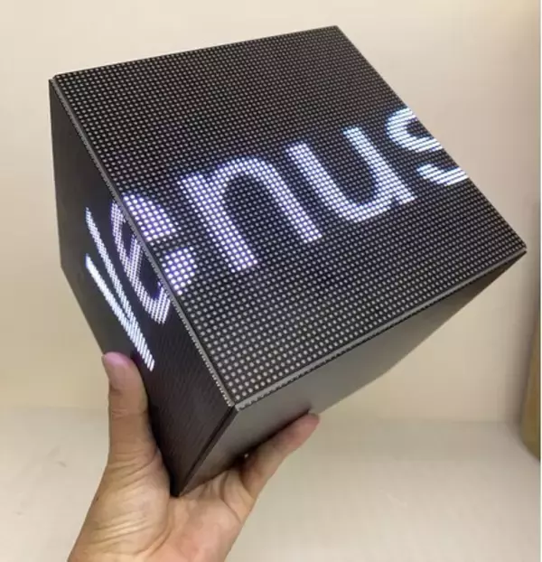 新製品 手のひらサイズの「 LED CUBE パネル 」バッテリー内蔵により、気軽に設置が可能、店舗内のデジタルサイネージやエンタメへの活用など幅広くご使用ができます。