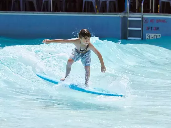 【リゾナーレグアム】グアムで唯一のウェーブプールでプロサーファーに学ぶ「初めてのサーフィン」プログラム初開催 | 期間：2024年7月23日～8月29日