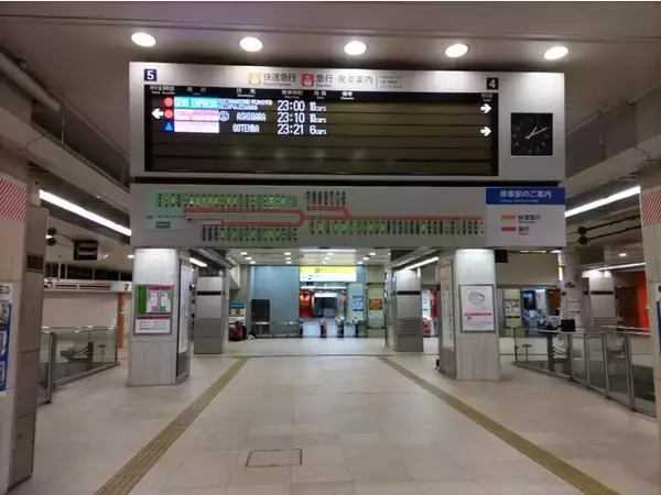 「新宿駅で夜更かしする大人向け企画！ホームに特設カフェが登場しモーニングが楽しめる　１０月１６日、「誰も知らない深夜の新宿駅ナイトツアー」を実施」の画像