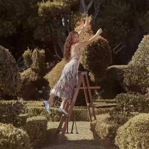 Laufey(レイヴェイ)：6月の来日公演を記念して、昨年のライヴ音源を収録した国内盤が日本限定ジャケット仕様にてリリース決定！豪華キャストによる新曲「Madwoman」のMVも公開！