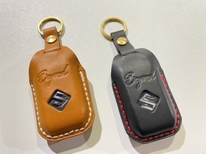 ジムニー用 ロゴ刻印入りレザーキーケースを発売。大人のカーアクセサリー