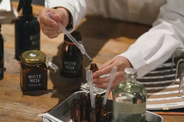 「「WHITE MUSK」の香りはいかにして生まれたか。他の追随を許さないJohn's Blend（ジョンズブレンド）の香り開発の秘密と挑戦」の画像