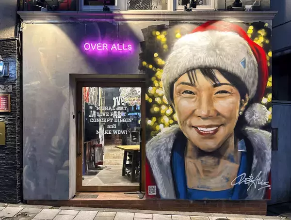 SNSで話題。高市早苗首相の壁画、サンタクロースの姿に衣替え