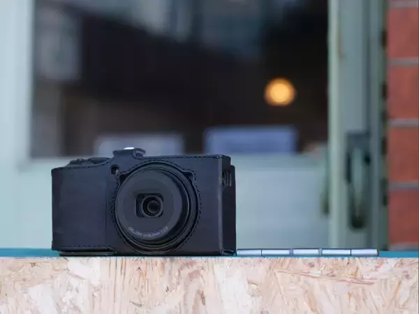 一枚革でカメラを折り紙のように包み込む、ULYSSES『GR IV用ボディスーツ』発売