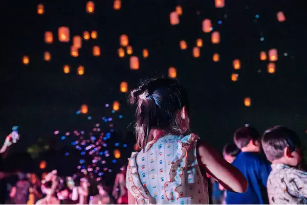 【ランタンナイト】静岡県・焼津市最大級の夏フェス「BON BON BON 2026 盆祭・ボンパ」2026年8月22日・23日 無数のランタンが夜空へ舞い上がり、光の海が広がる特別体験を。