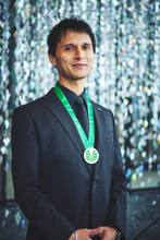 料飲部アシスタントディレクター アジュート ミカエルがシャンパーニュ騎士団より、「シュヴァリエ」（騎士）の称号を叙任