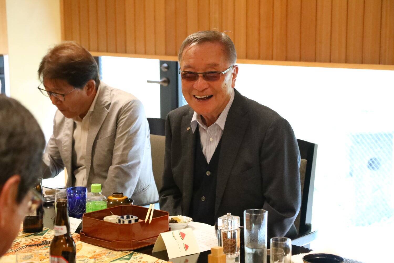 シマダハウス創業者が91歳になっても自ら現場に立ち、千歳烏山と仙川に「温湿度表示付時計台」を寄贈した理由